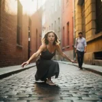 Vrouw navigeert voorzichtig door smalle kasseiensteeg tussen hoge bakstenen gebouwen in warm middaglicht